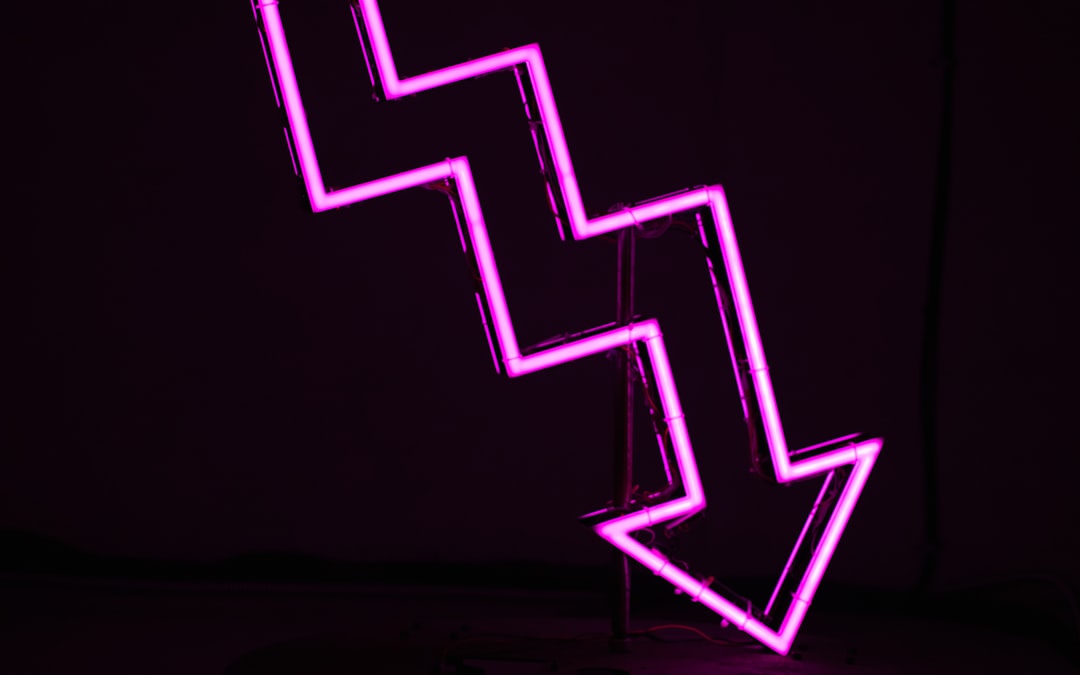 Feliratkozó nyíl pink arrow neon sign