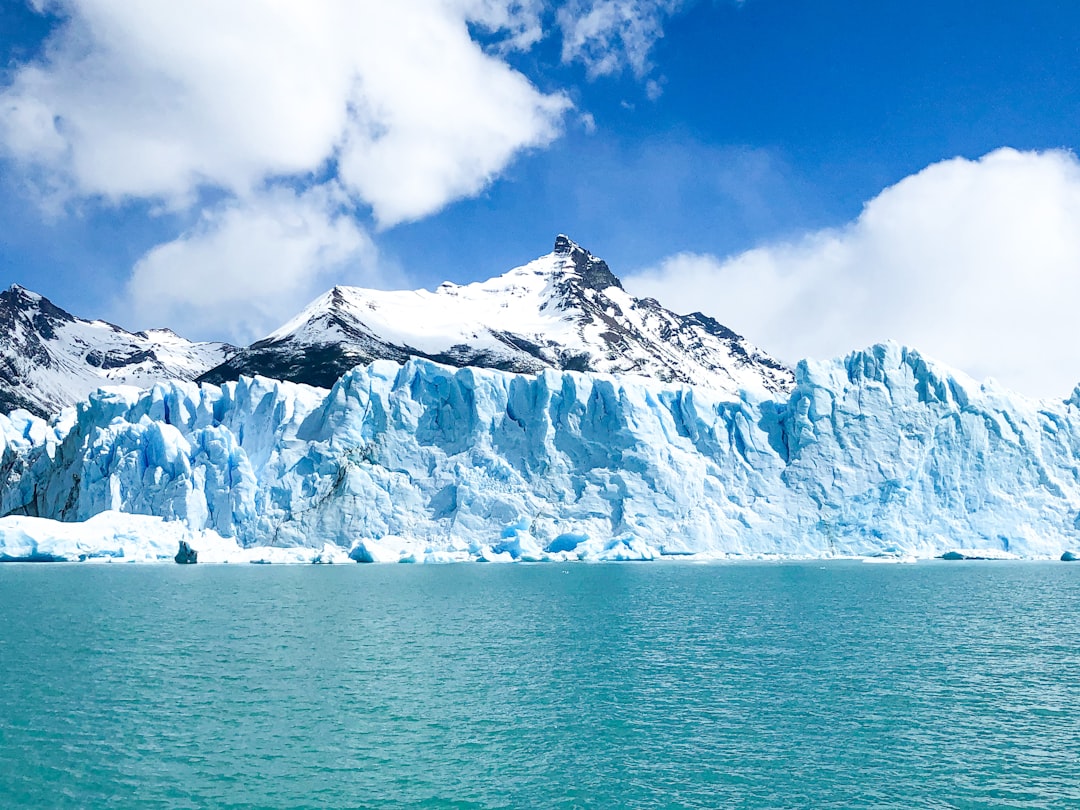 Jéghegy snow covered mountain near body of water during daytime
