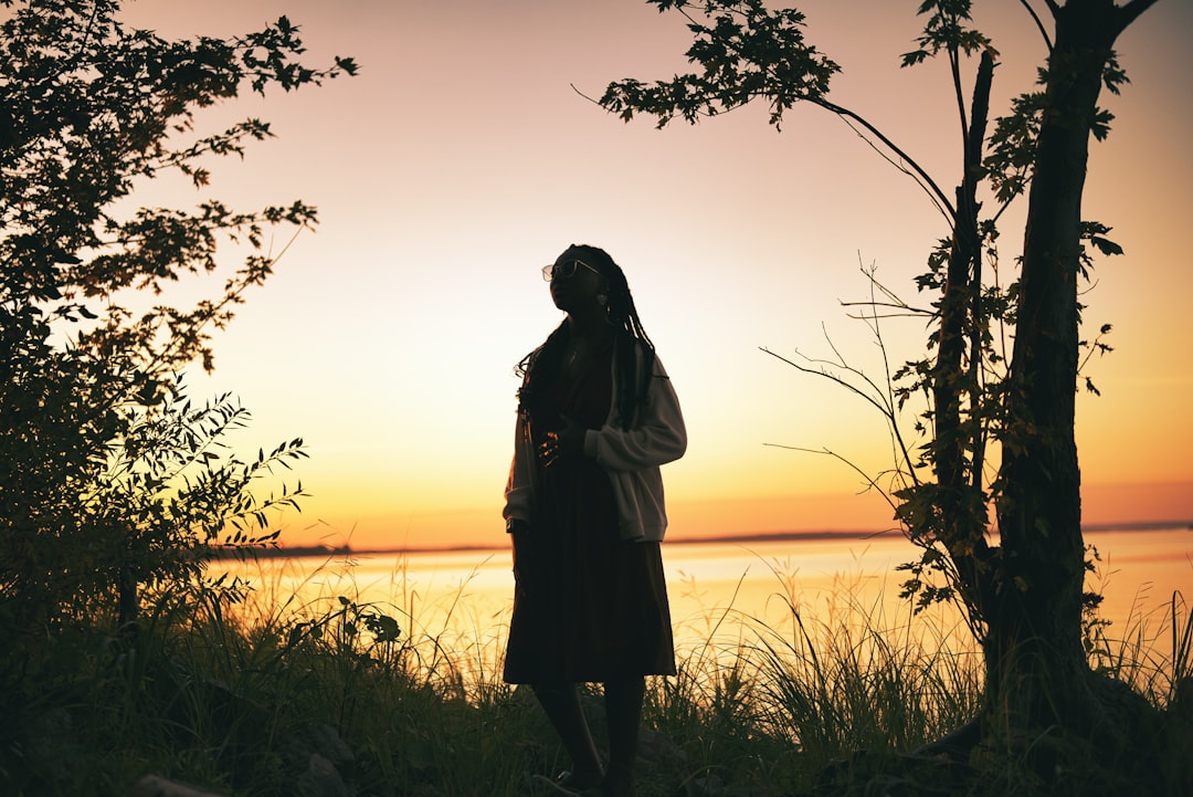 nő egy tónál napkelte előtt